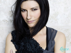 Laura Pausini: su Facebook chiede tutela della privacy della sua Paola