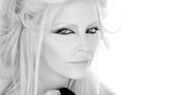 Patty Pravo, all'asta abiti di scena Versace e Cavalli per Emergency